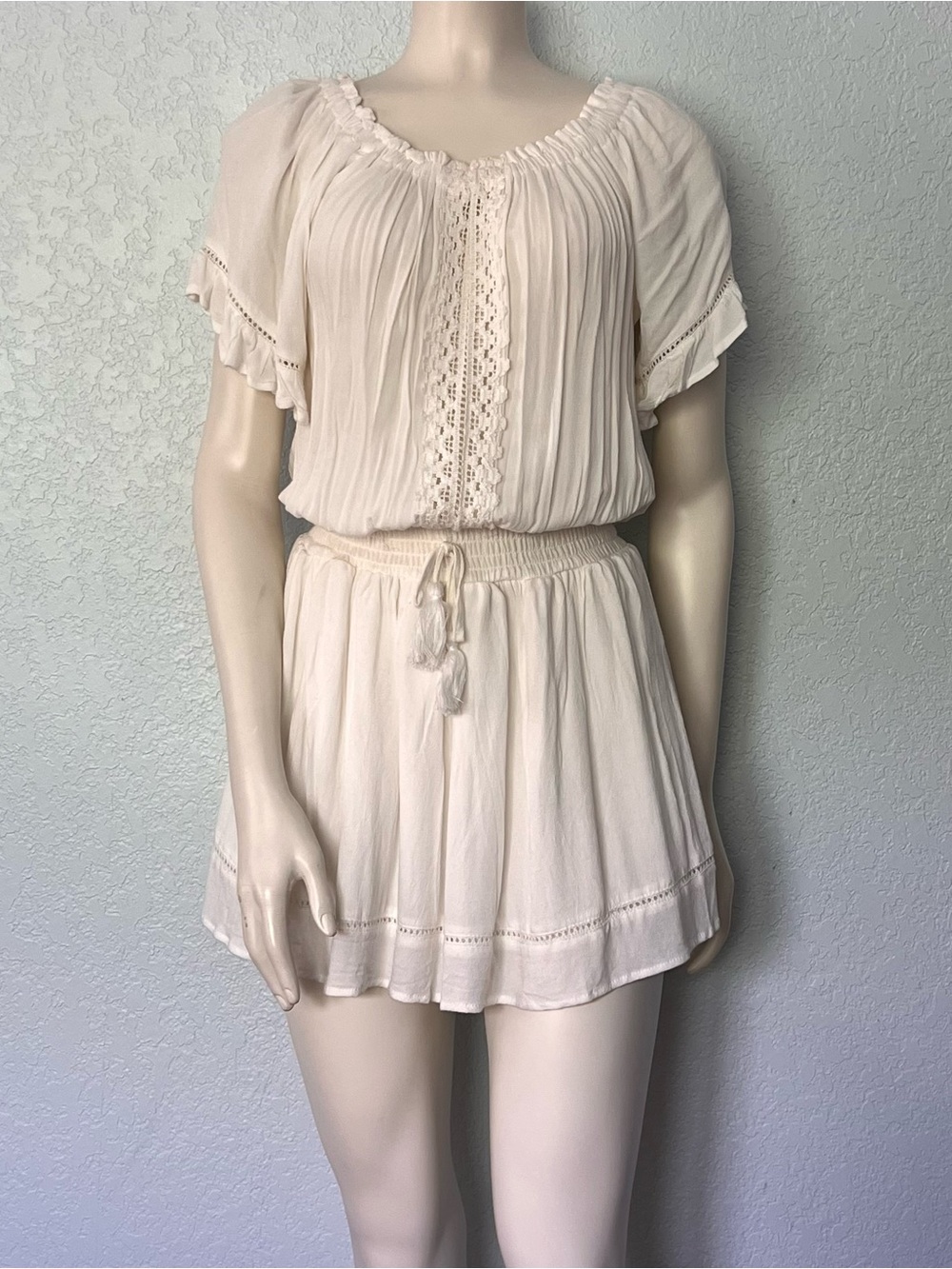 White Boho Mini Dress Off Shoulder Size Medium Vacation Resort Ocean Drive NWOT